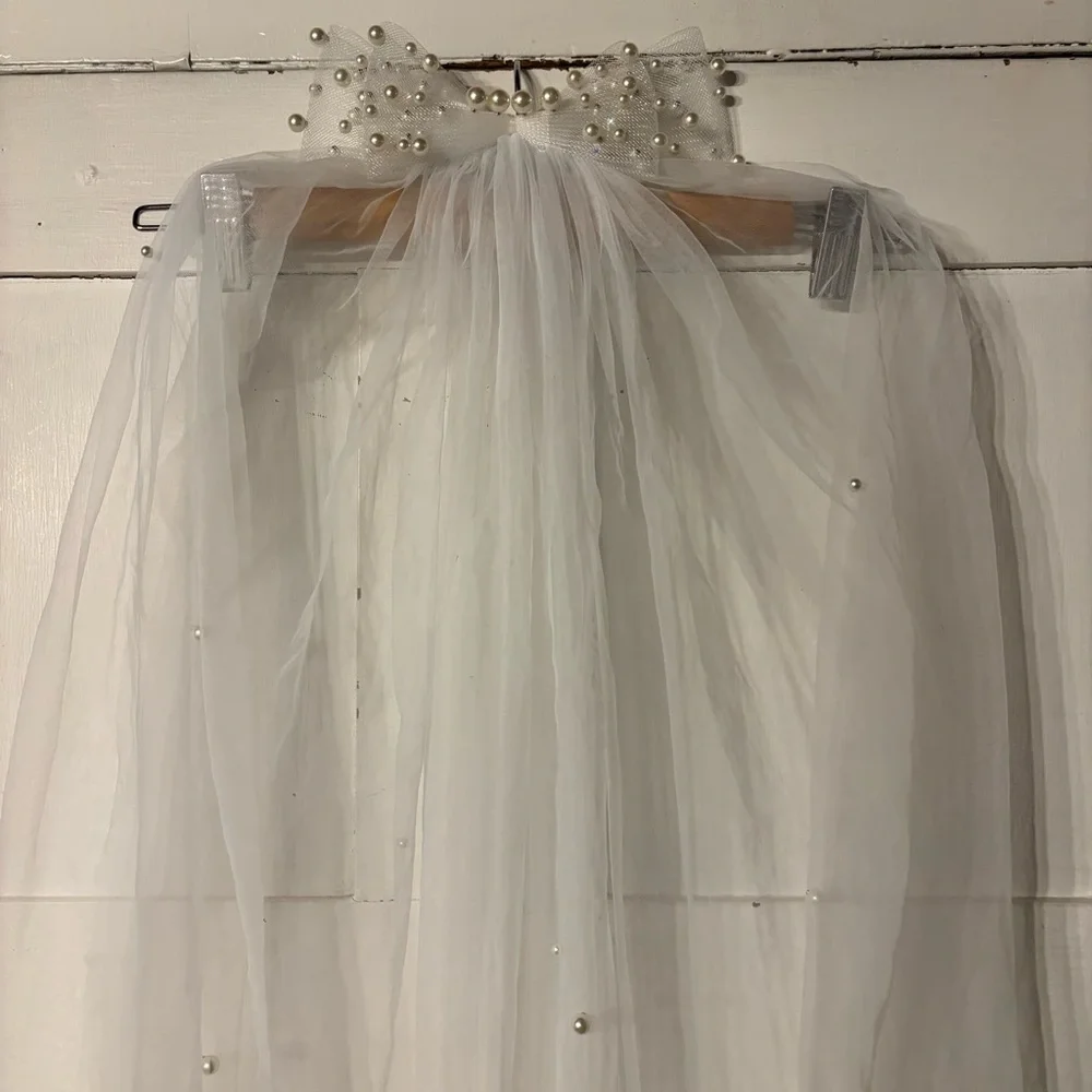 Wedding Veil with Pearl Bow - Picture 4 of 7